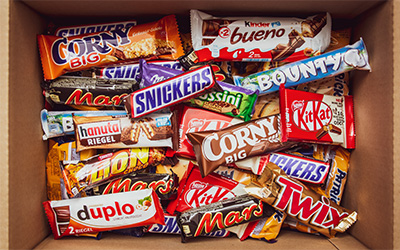 Une collection de barres chocolatées d'Halloween dans une boîte