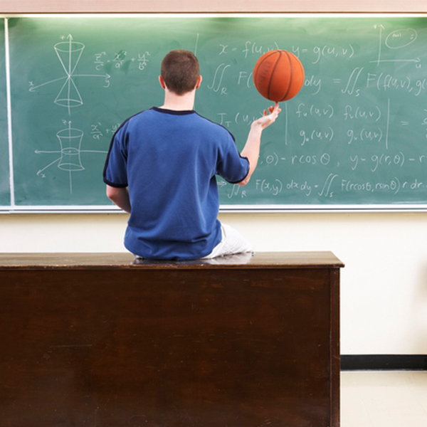 Joueur de basketball devant des calculs sur un tableau