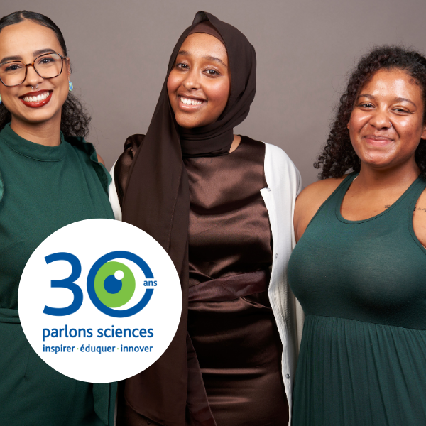 Amaal Abdi, Yasmine Elmi et Destina Mattrasingh en tenue de soirée avec le logo du 30e Parlons sciences