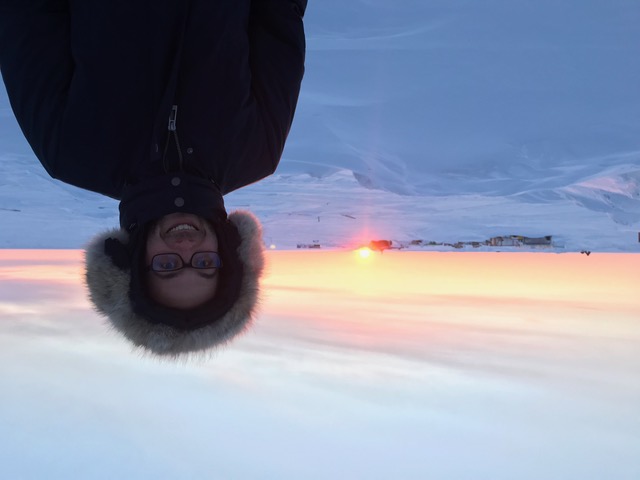 Ian dans l'Arctique avec le coucher du soleil derrière luiim