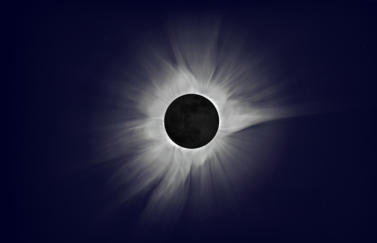 éclipse totale montrant la couronne solaire