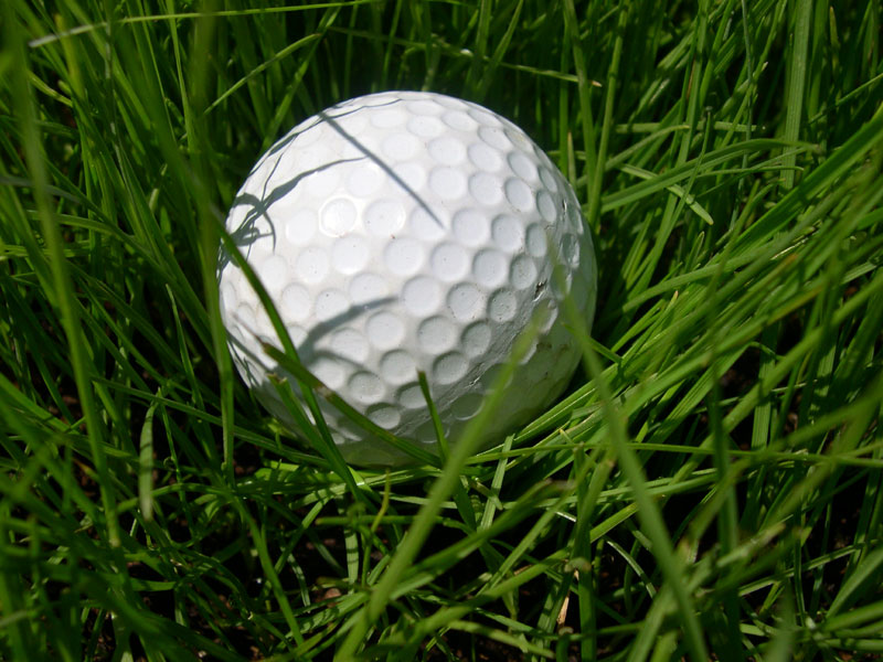 Balle de golf dans le gazon