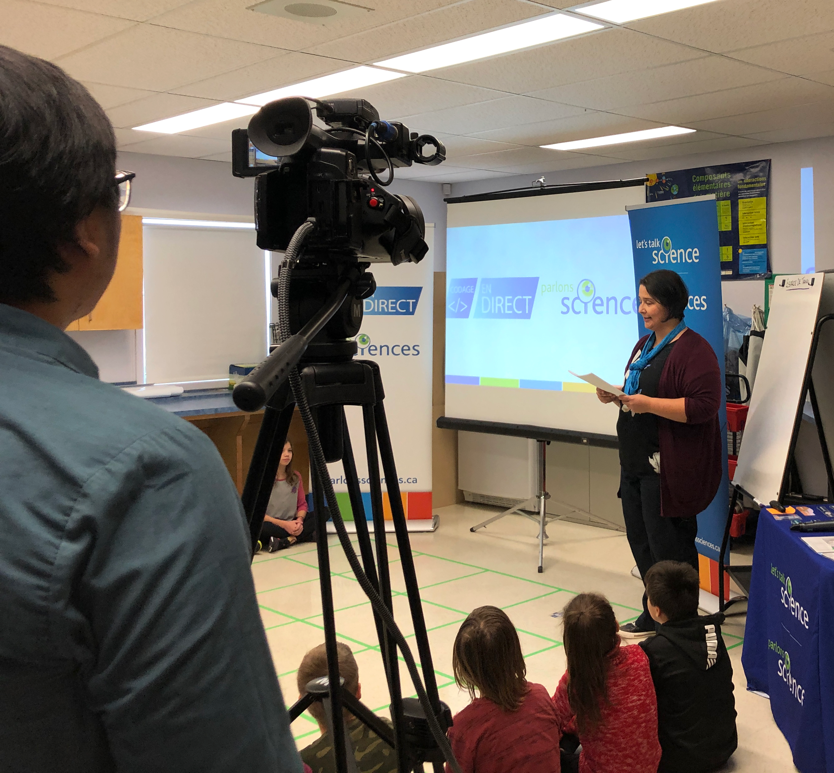 Stephanie Gaudet being filmed in her classroom during a Codage en direct professional learning broadcast