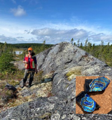 Nancy Rogers debout sur un affleurement rocheux où elle prospecte des minéraux. Encadré : Roche de labradorite coupée pour exposer les motifs de couleur.