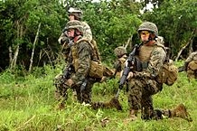 Soldats américains portant des uniformes aux motifs de camouflage