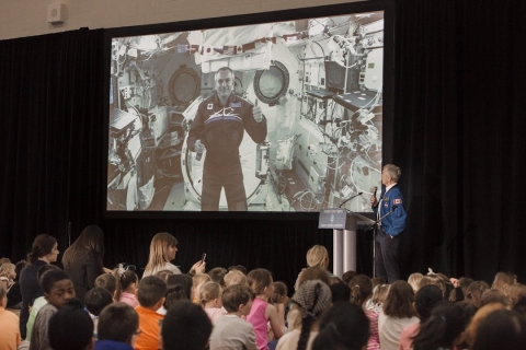 L’astronaute canadien David Saint-Jacques parle avec des élèves de l’Alberta lors d’un appel vidéo à partir de la Station spatiale canadienne. 