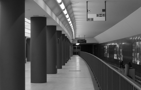 Colonnes soutenant le plafond dans une station de métro