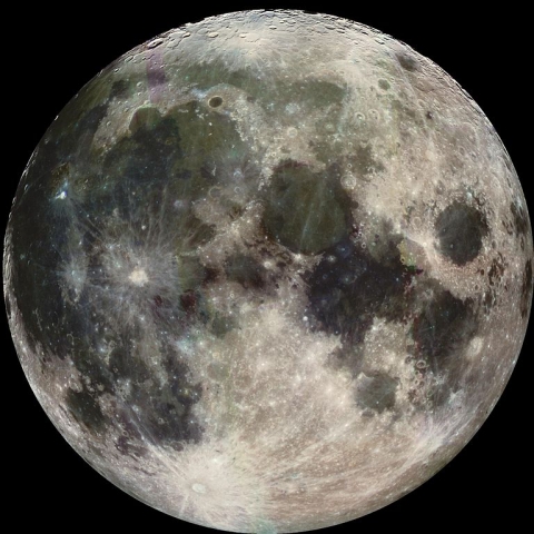 Des bassins d’impact apparaissent clairement sur cette pleine lune