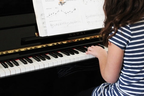 Petite fille jouant du piano