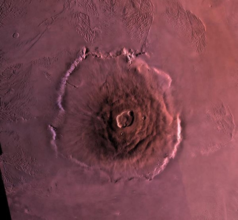 Olympus Mons, nom latin pour « mont Olympe », le plus grand volcan connu du système solaire 