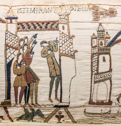 Des hommes observent et pointent la comète de Halley, représentée ici dans la tapisserie de Bayeux réalisée dans les années 1070