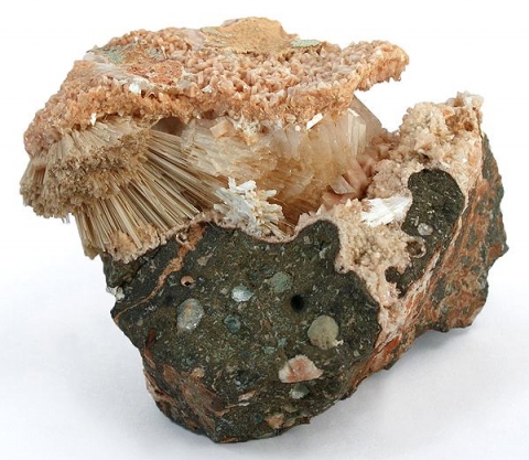 Une roche contenant quatre cristaux de zéolite différents. Cet échantillon a été recueilli au Canada 