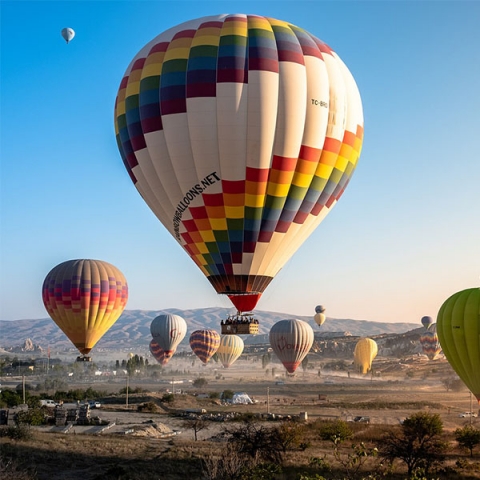 Bannières Avec Ballon à Air Chaud Volent Au-dessus De La Surface