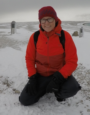 Dr. Jackie Dawson faisant des recherches sur le terrain sur l'île Beechy, Nunavut.
