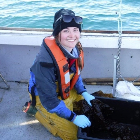 Isabel Hilgendag in the fileld collecting samples in the Arctic 
