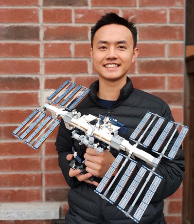 Jim Wei tenant un drone