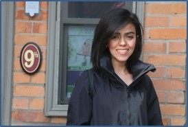 Dorsa Shahryari pose à l'extérieur en souriant, vêtue d'une veste noire.