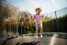 Un enfant qui saute sur un trampoline