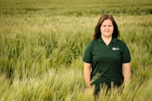 Leah Clark debout dans un champ d'agriculture