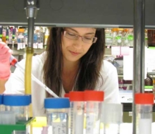 Chiara Toselli au travail dans un laboratoire