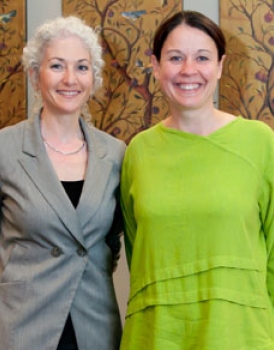 La présidente de Parlons sciences, Bonnie Schmidt, en compagnie de Deborah Saucier