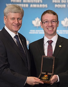Cody O’Brien, un bénévole du programme Sensibilisation Parlons sciences reçoit le prestigieux Prix du Premier ministre pour le bénévolat