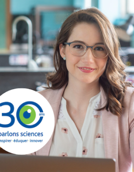 Melissa Valdez souriant à la caméra dans un laboratoire scientifique avec le logo Parlons sciences 30e