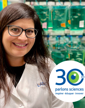  Michelle en blouse blanche souriant à la caméra avec le logo Parlons sciences 30e dans le coin