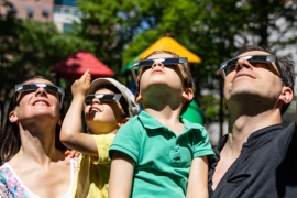 Une famille regarde une éclipse