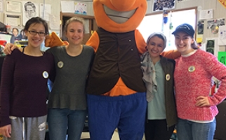 Alexa, Dhekra, Sam et Candice en compagnie de la mascotte du programme de promotion de la santé et de lutte au diabète