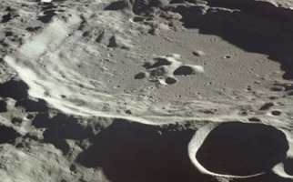 le cratère Daedalus sur la lune, photographié par l’équipage d’Apollo 11. (Source : NASA).