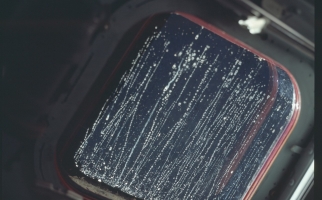 Condensation sur la fenêtre du module lunaire Apollo 12, novembre 1969 par NASA