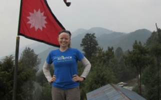 Serena McDiarmid, le majestueux paysage du Népal en arrière-plan