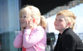 Enfants qui écoutent des bruits forts. Photo de Helgi Halldórsson via Wikimedia Commons