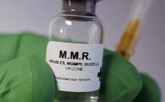 Flacon d’un vaccin contre la rougeole, les oreillons et la rubéole (ROR)