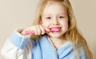 une jeune fille se brosser les dents
