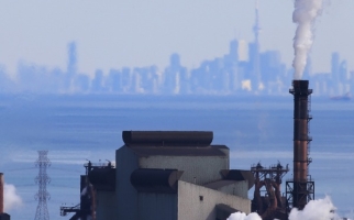 La zone industrielle de Hamilton, en Ontario, avec la silhouette de Toronto à l’arrière-plan