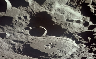 le cratère Daedalus sur la lune, photographié par l’équipage d’Apollo 11