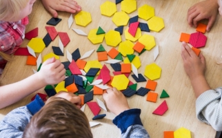 Enfants explorant des blocs-formes