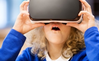 Fille utilisant un équipement de réalité virtuelle