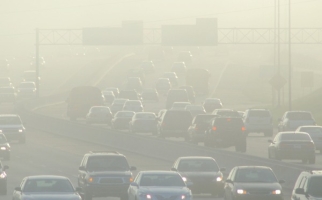 Voitures conduisant à travers l'épais smog