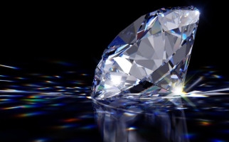Gros diamant réfractant la lumière 