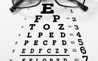 Des lunettes et un tableau de test de la vue