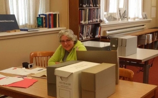 Ruth Bradley-St Cyr faisant des recherches à la bibliothèque