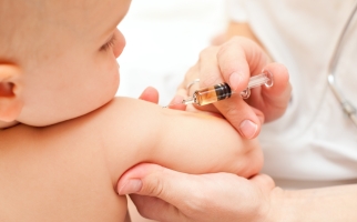 Bébé recevant un vaccin