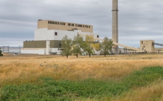 Centrale électrique alimentée au charbon et au gaz naturel près de Hanna, Alberta, Canada