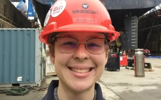 Shayla Brown au travail sur un chantier maritime