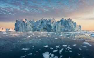 Iceberg sous le soleil de minuit au Groenland