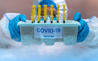 Membre du personnel médical distribuant des vaccins contre la COVID-19