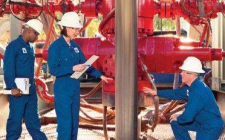 Deux travailleurs et une travailleuse du secteur du pétrole et du gaz